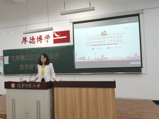 人站在电视前 中度可信度描述已自动生成 人站在电视前 中度可信度描述已自动生成